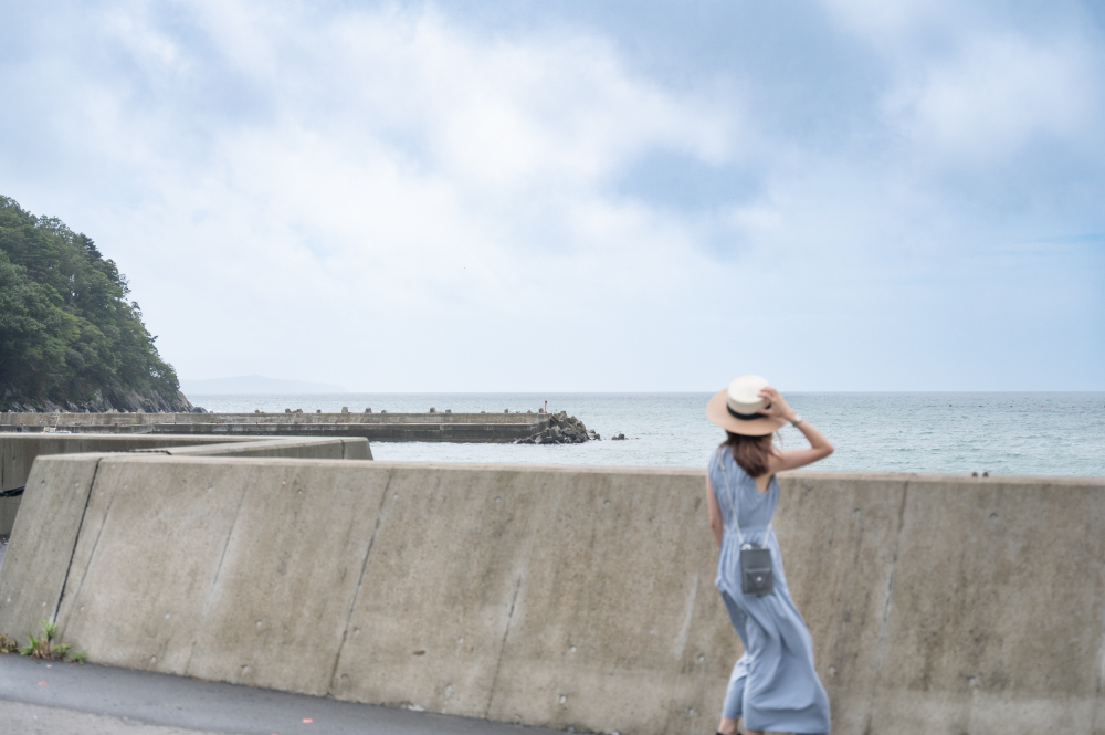 金運爆上げ　珍しい牡鹿半島産　大理石　一輪挿し 牡鹿半島の浜辺に佇む、大きな白い鹿のオブジェ「White Deer